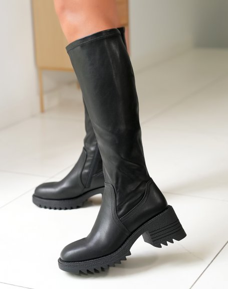 Bottes noires  bout carr et talon pais  semelle crante