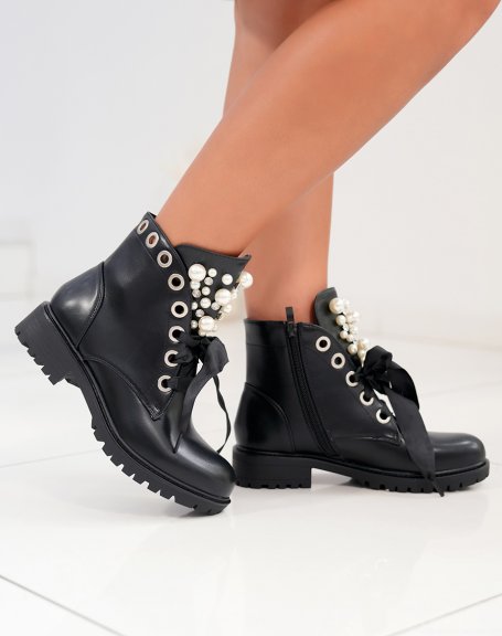 Bottines noires  lacets pais et ajoures de perles