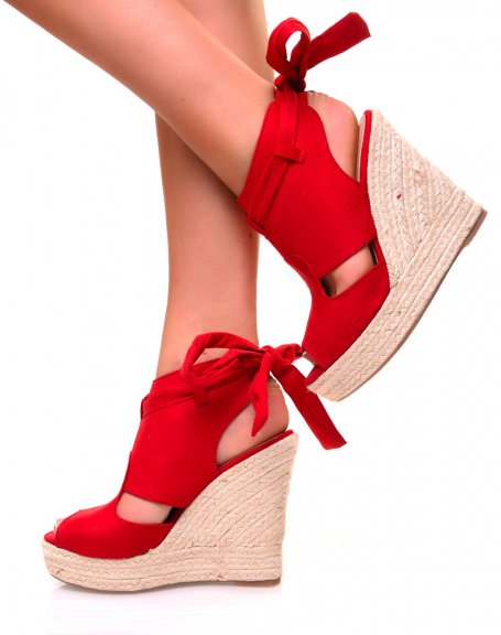 Sandales en suédine rouge à talons compensés
