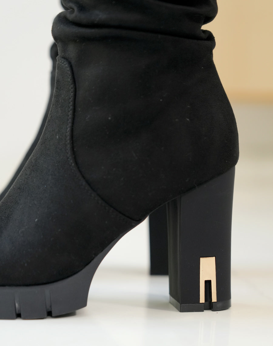 BOTTES NOIRES EFFET DAIM ? TALONS AVEC DETAIL DOR?E POUR FEMME