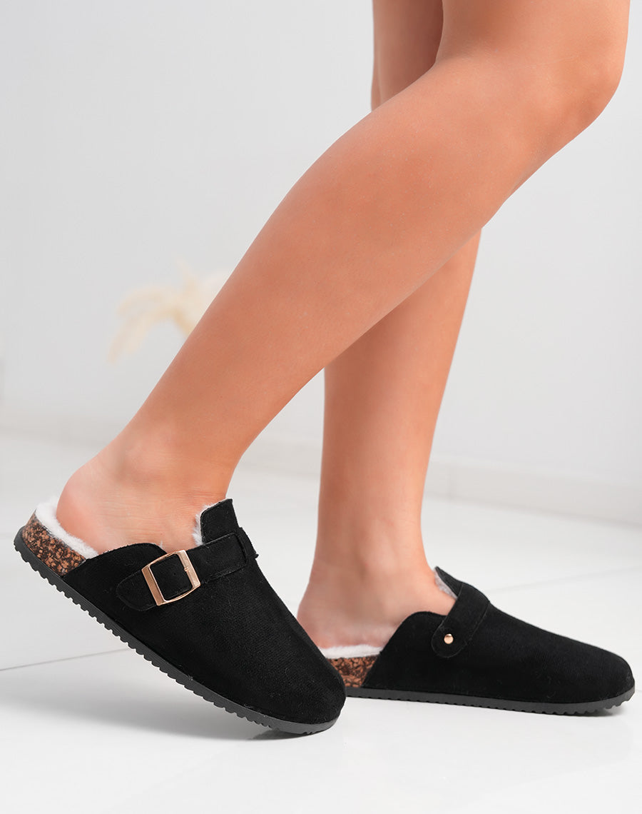 Mules femme noires en suédine fourrée avec boucle dorée