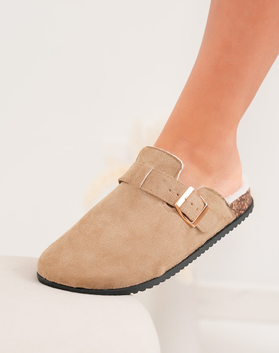 Mules femme taupe en suédine fourrée avec boucle dorée