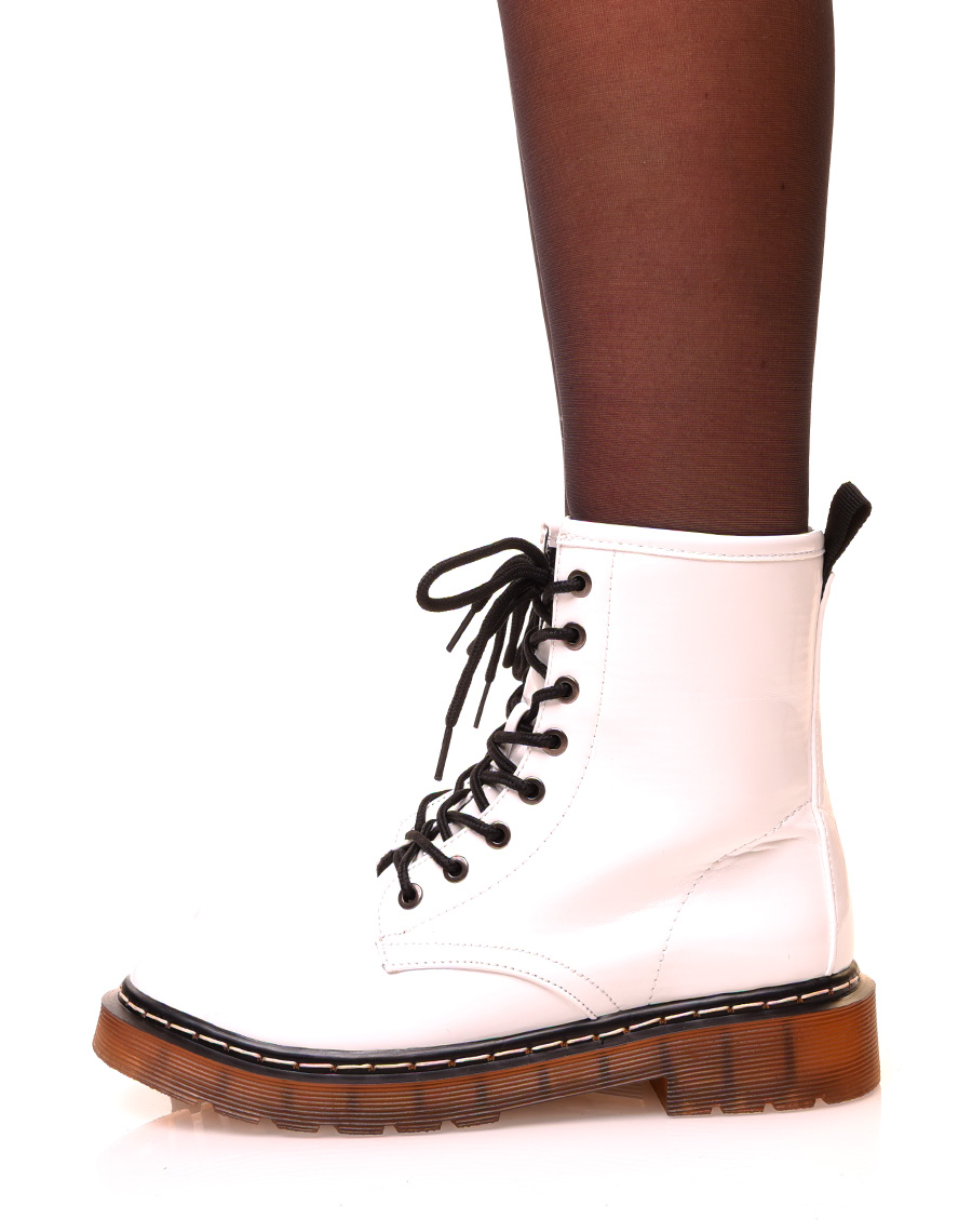 Chaussure femme : Bottines blanches montantes vernies à lacets
