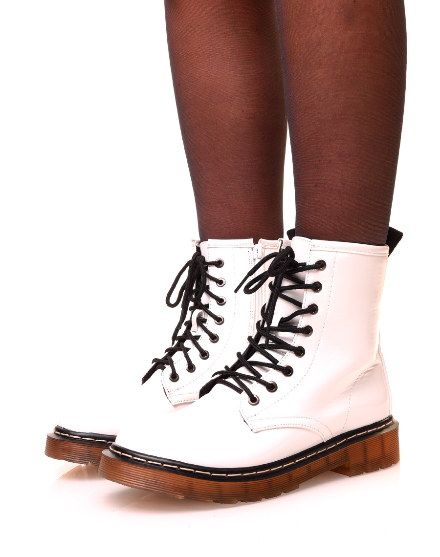 Chaussure femme : Bottines blanches montantes vernies à lacets