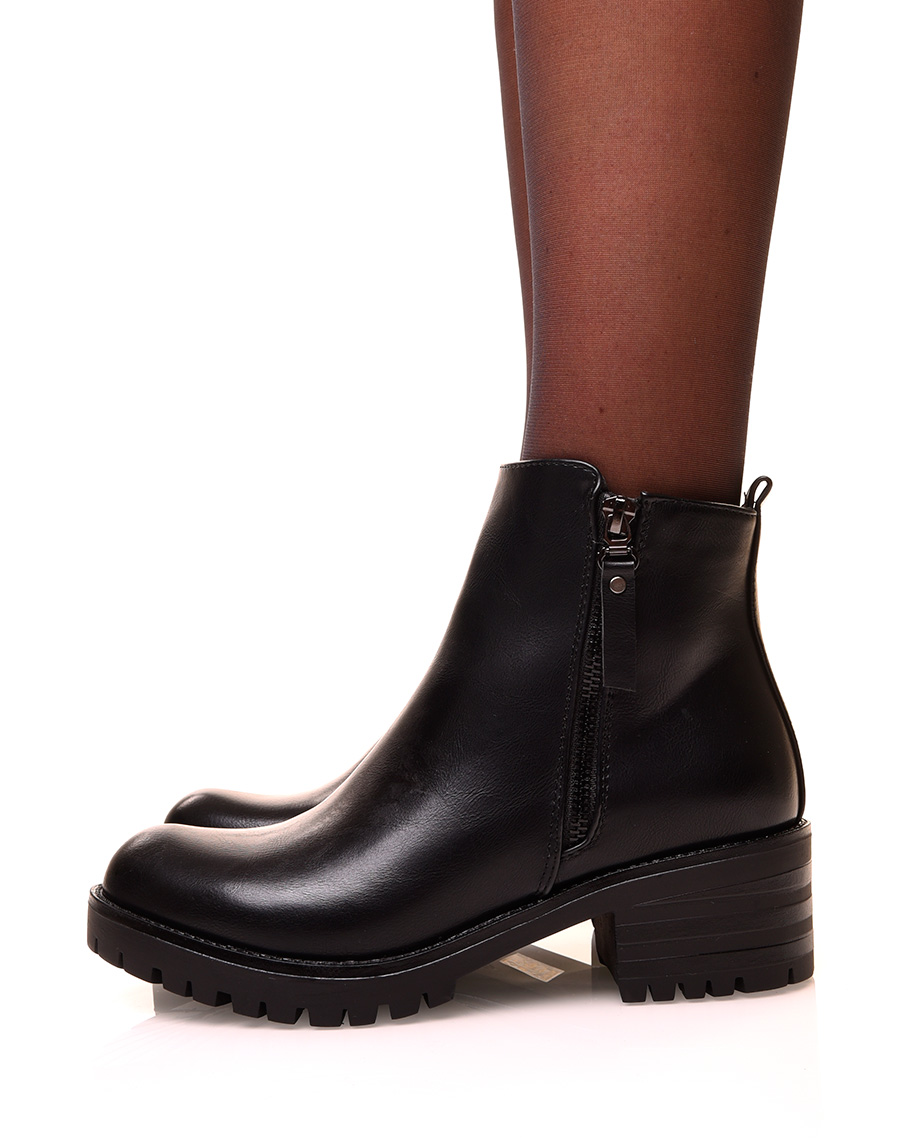 Chaussures femme : Bottines noires à fermeture décorative et semelle crantée