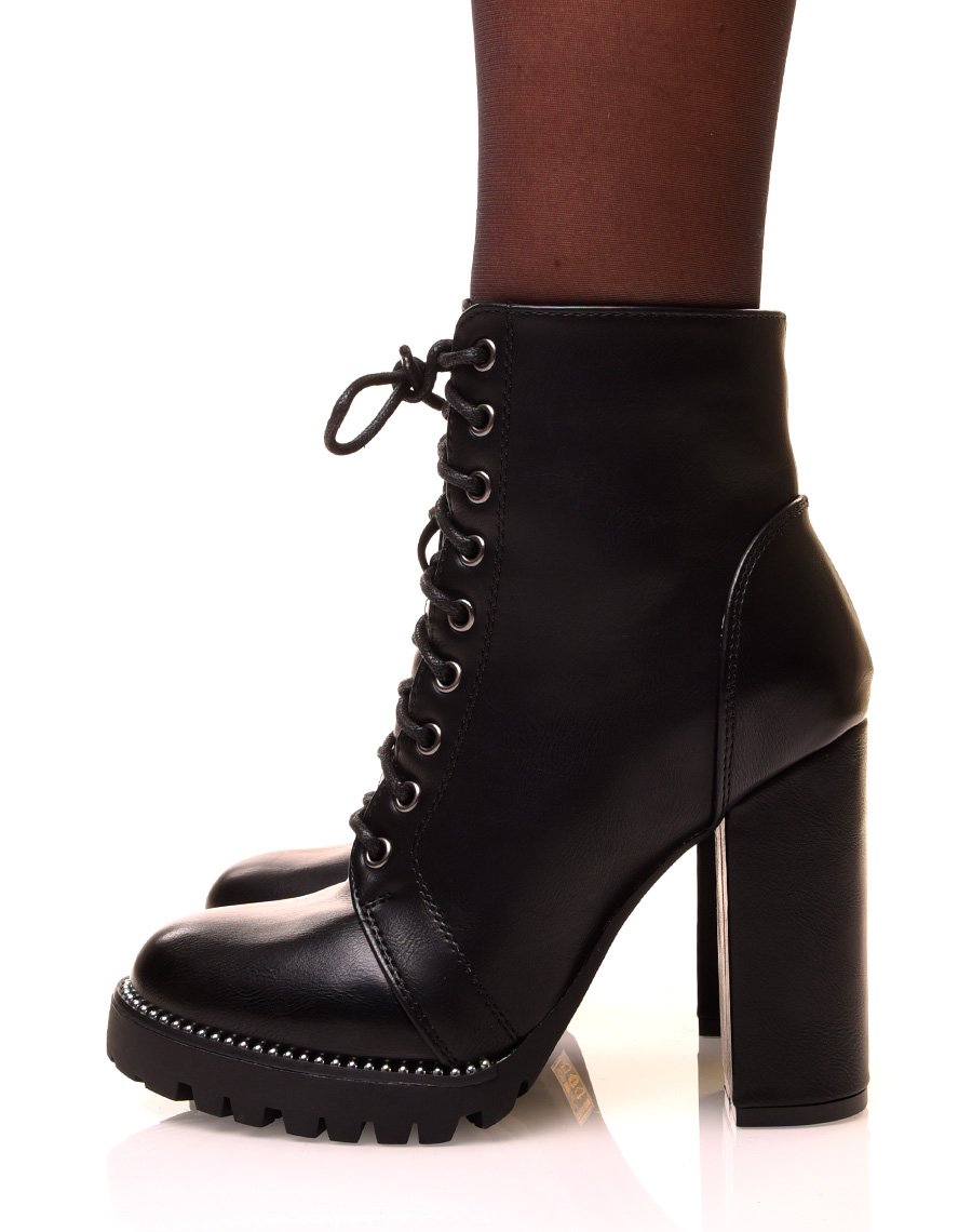 Chaussures femme : Bottines noires à talons et à détails perles
