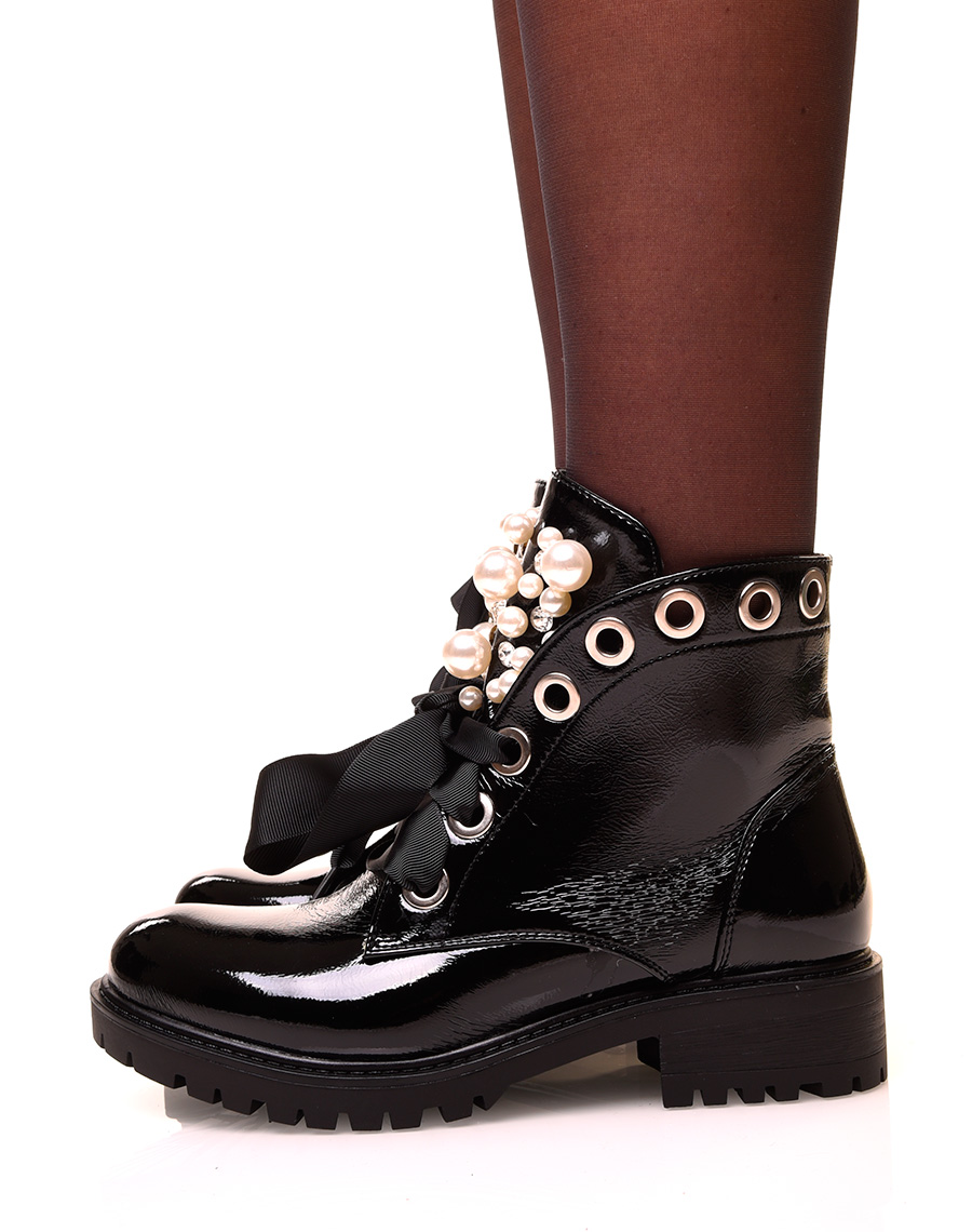 Chaussure femme : Bottines noires vernies à lacets et ajourées de perles