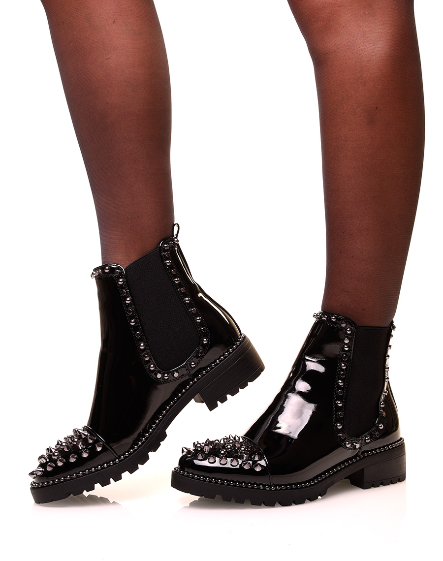 Chaussures femme : Chelsea boots noires vernies ajourées de clous