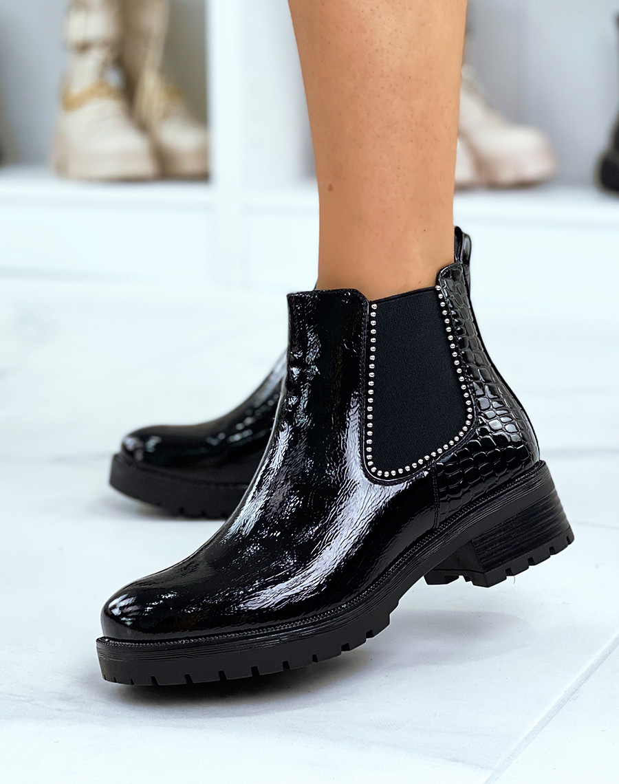 Chelsea boots noires vernies effet croco talonnées à petits clous argentés