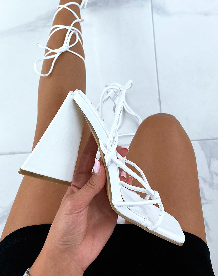 Sandales blanches à lacets et talon triangulaire