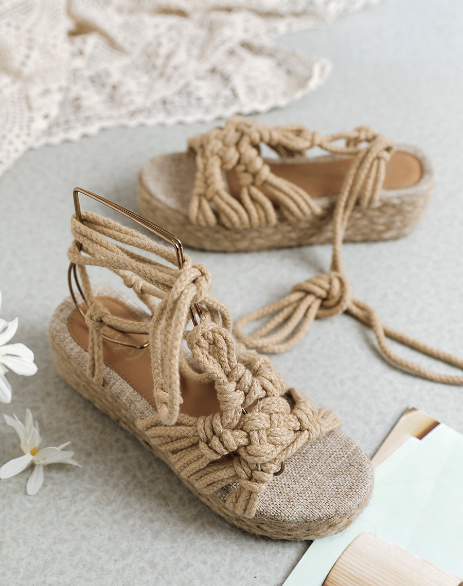 Sandales compensées beiges nouées avec de larges cordes