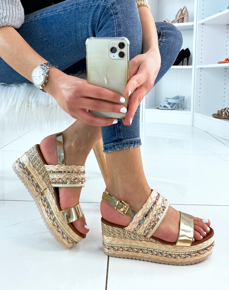 Sandales compensées dorées à détails colorés