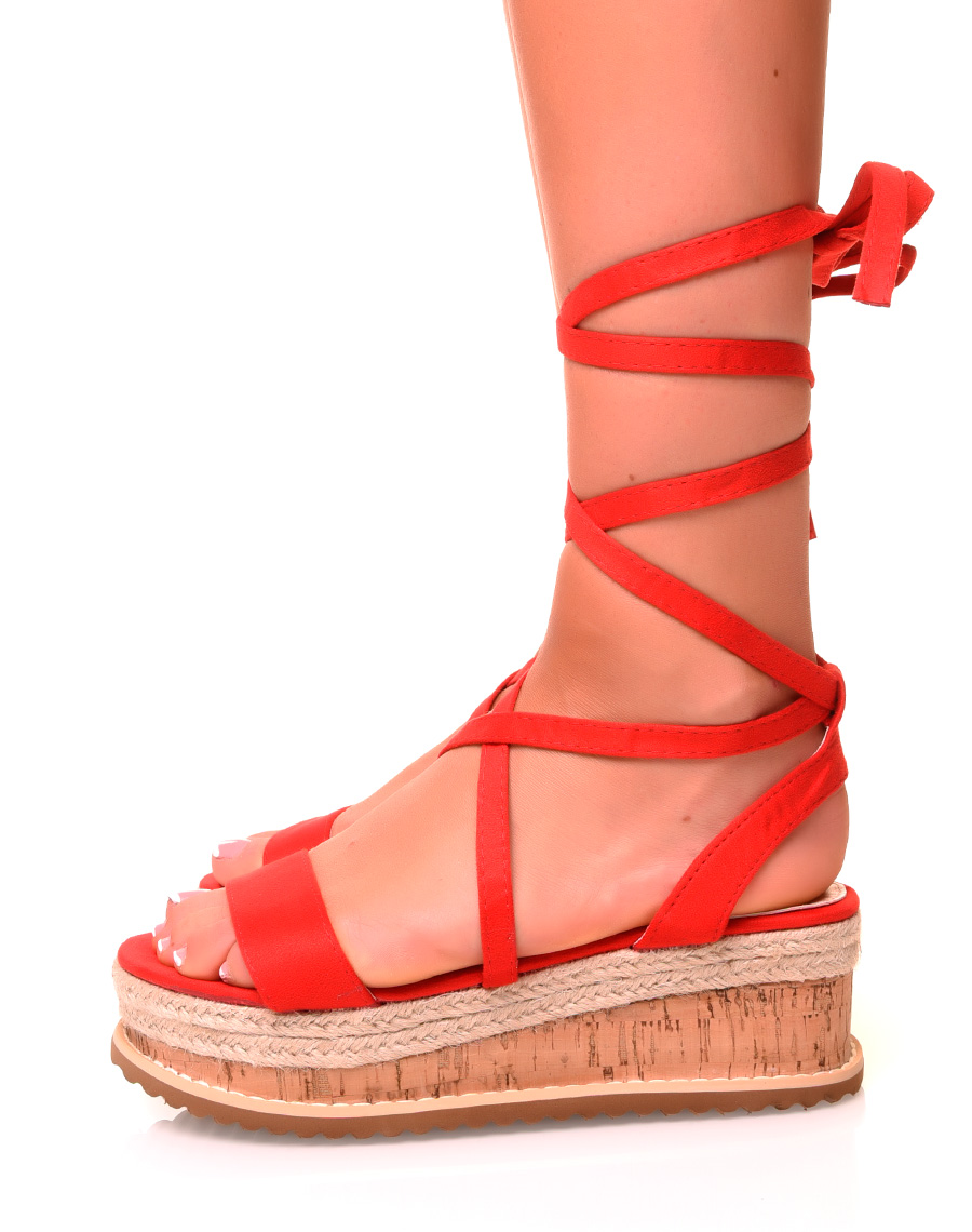 Sandales compensées en suédine rouge à lacets