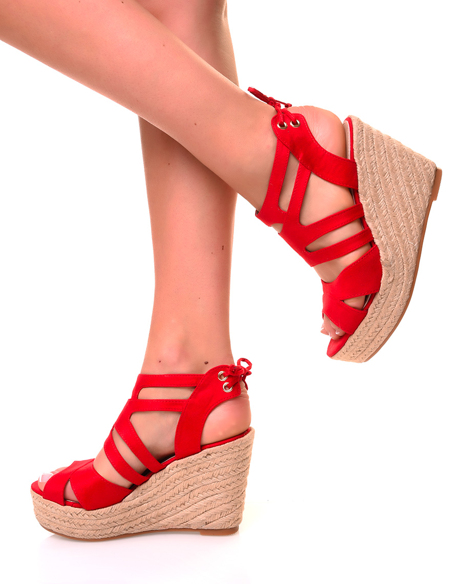Sandales en suédine rouge à talons compensés