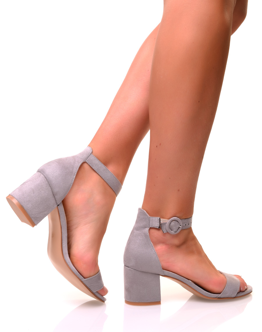 Sandales grises en suédine à talons carrés