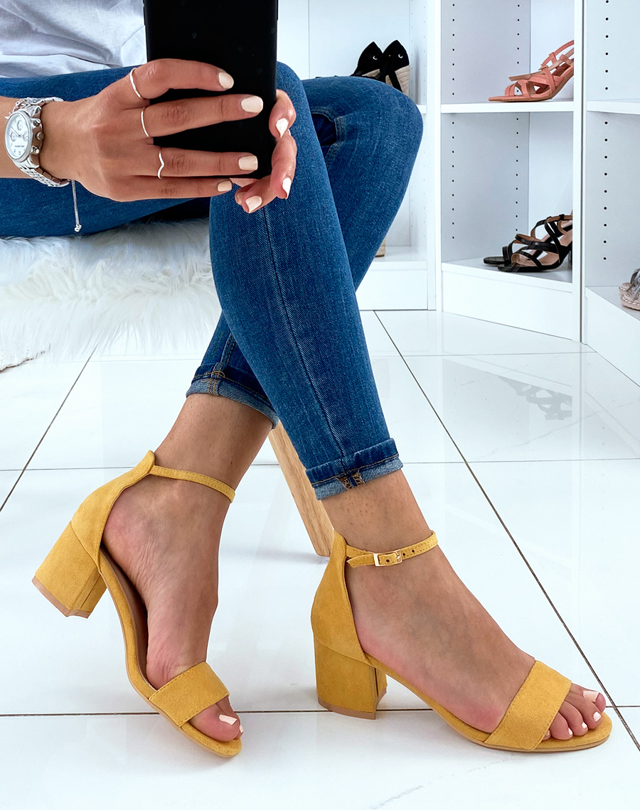 Sandales jaunes en suédine à talon carré