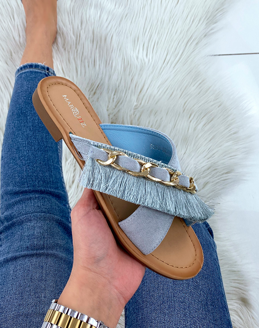 Sandales plates bleu clair à frange et chaîne dorée