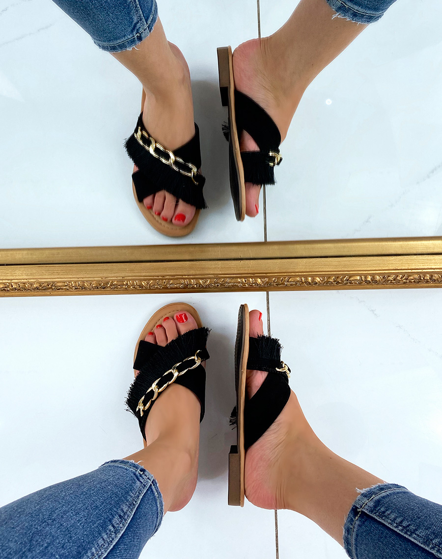 Sandales plates noires à frange et chaîne dorée