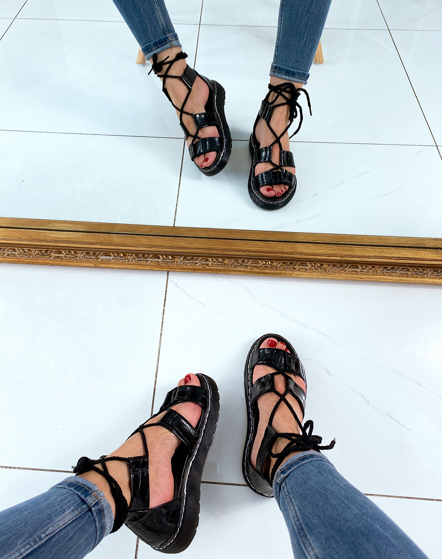 Sandales plates noires avec lacets chevilles