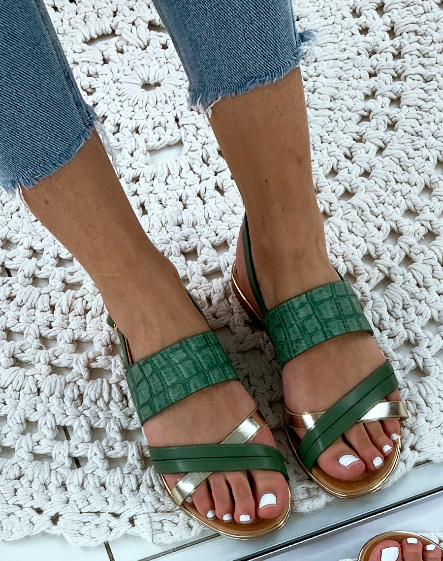 Sandales plates vertes à bride large