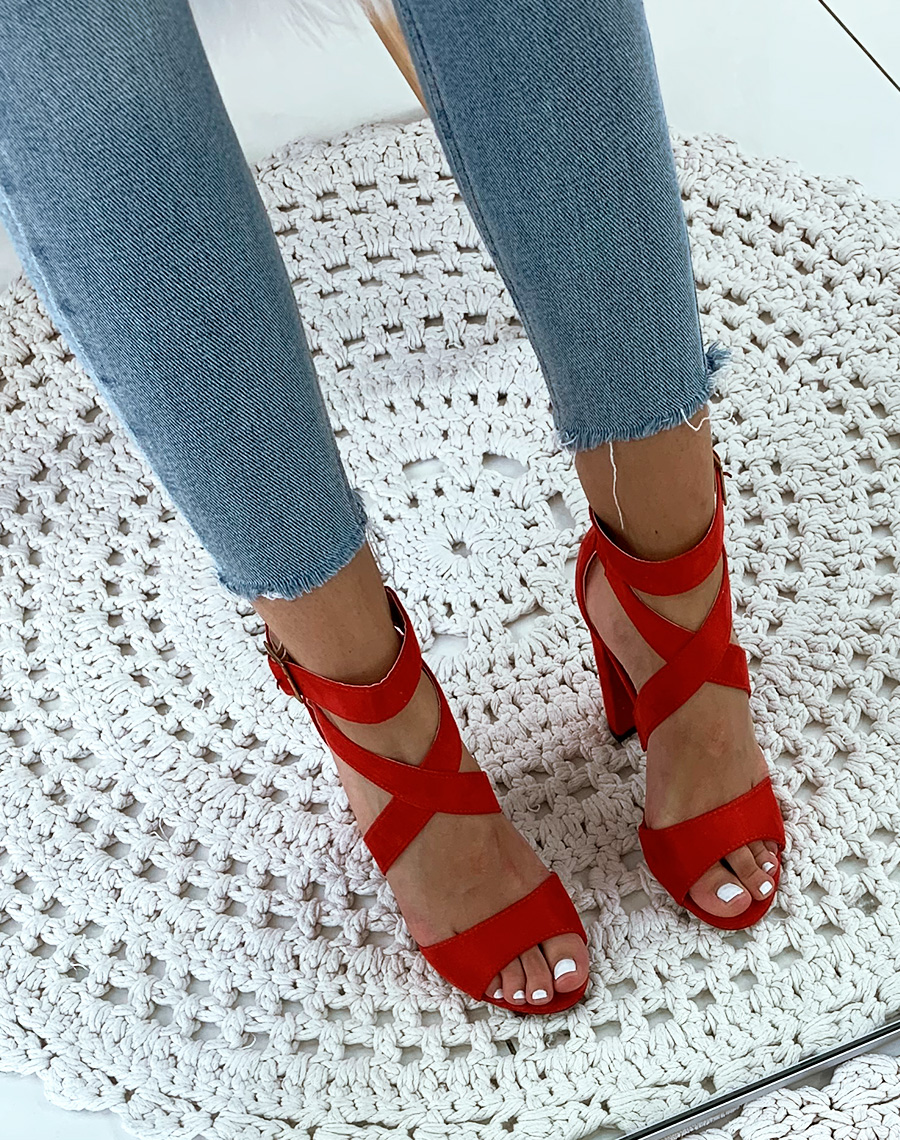 Sandales rouges à talon carré en suédine