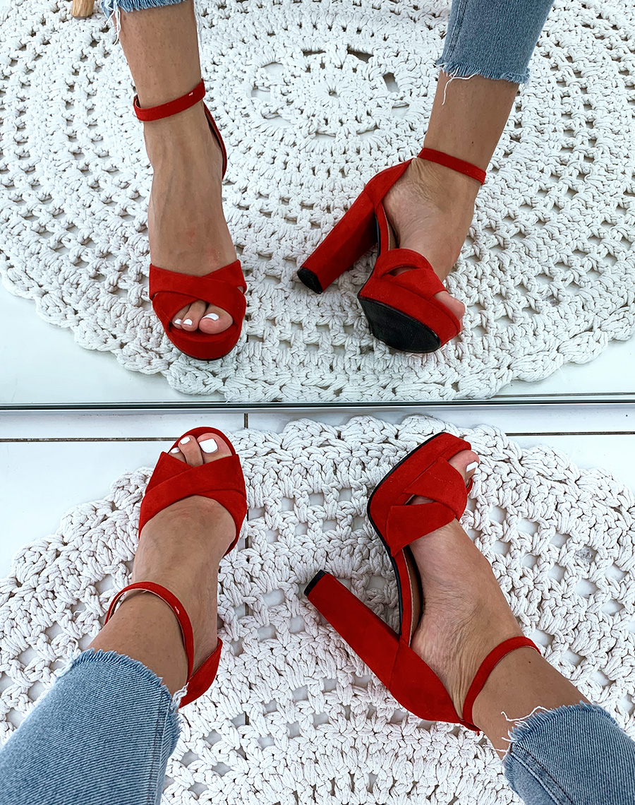 Sandales rouges en suédine à talon carré et à plateforme